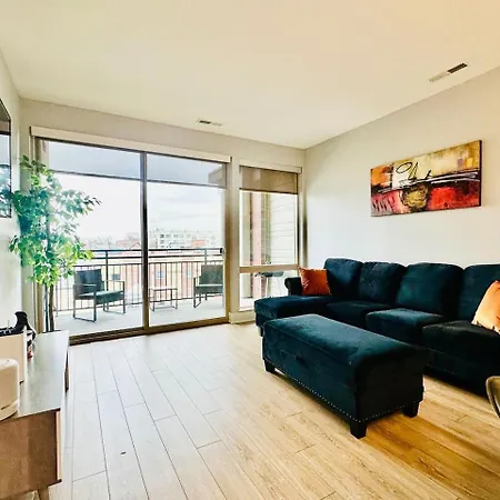Scenic Downtown Loft With Pool Apartment